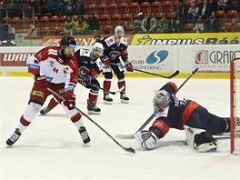 Olomouck David Ostek (v blm) pekonv chomutovskho branke Dominika...