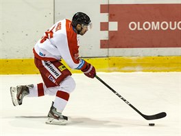 Olomouck Zbynk Irgl se s pukem t do toku v zpase s Chomutovem.