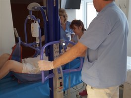 S těžkými a nepohyblivými pacienty teď v havlíčkobrodské nemocnici pomáhají...