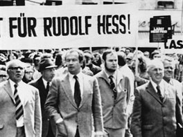 „Svobodu pro Rudolfa Hesse“. Za propuštění nacisty demonstrovalo v roce 1973 v...