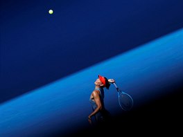 TENISOVÁ BITVA. Ruska Maria Šarapovová odpaluje míček v zápase čtvrtého kola...