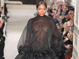 Topmodelka Naomi Campbellová zavírala pehlídku módního domu Valentino v erné...