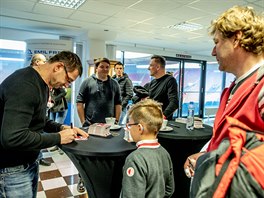 Legendární útoník Pavel Kuka se podepisuje fanoukm pi dnech otevených...