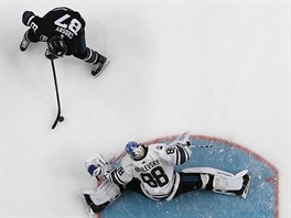 Sidney Crosby z Metropolitn divize v anci, proti nmu pi Utkn hvzd NHL...