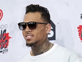 Zpvák Chris Brown na iHeartRadio Music Awards (Inglewood, 3. dubna 2016)