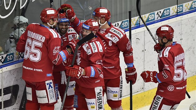 Hokejisté Třince se radují z gólu na ledě Chomutově.