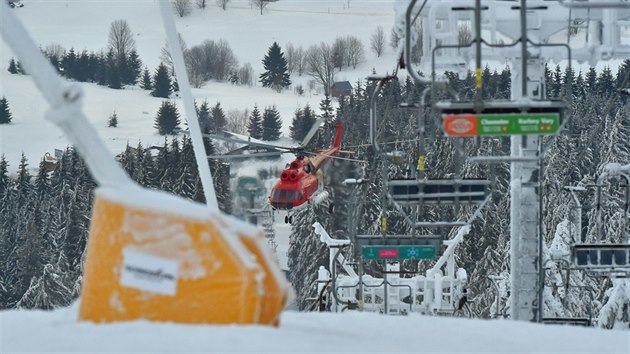 Provozovatelé skiareálu Klínovec využili techniku shazování sněhu a ledu ze stromů pomocí vichru od lopatek vrtulníku. Přetížené větve v sousedství lanovek ohrožovaly bezpečnost.