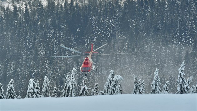 Provozovatelé skiareálu Klínovec využili techniku shazování sněhu a ledu ze stromů pomocí vichru od lopatek vrtulníku. Přetížené větve v sousedství lanovek ohrožovaly bezpečnost.