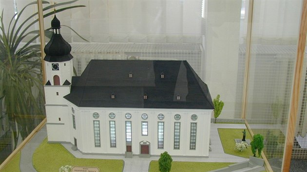 Model evangelického kostela sv. Trojice v Aši, který v 60. letech do základů vyhořel.