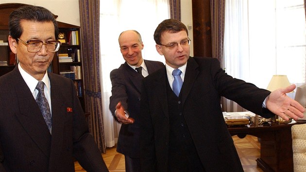 Předseda Poslanecké sněmovny Lubomír Zaorálek přijal v Praze předsedu parlamentu komunistické Severní Koreje Čche Tche-poka (vlevo)  (11.3.2004).