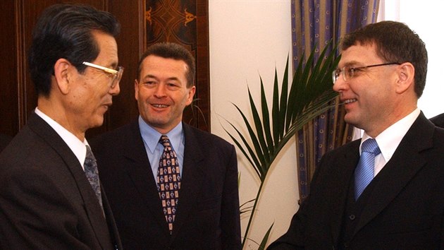 Pedseda Poslaneck snmovny Lubomr Zaorlek pijal v Praze pedsedu parlamentu komunistick Severn Koreje che Tche-poka (vlevo)  (11.3.2004).