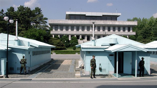 Vojci na stri na hraninm pechodu v Pchanmundomu v demilitarizovanm psmu na demarkan linii mezi Severn a Jin Koreou (25.5.2005)