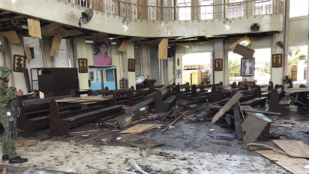 Nejméně 19 lidí zahynulo a 48 utrpělo zranění při pumovém útoku na katolický kostel na jihu Filipín, kde jsou aktivní islamističtí ozbrojenci (27.1.2019)