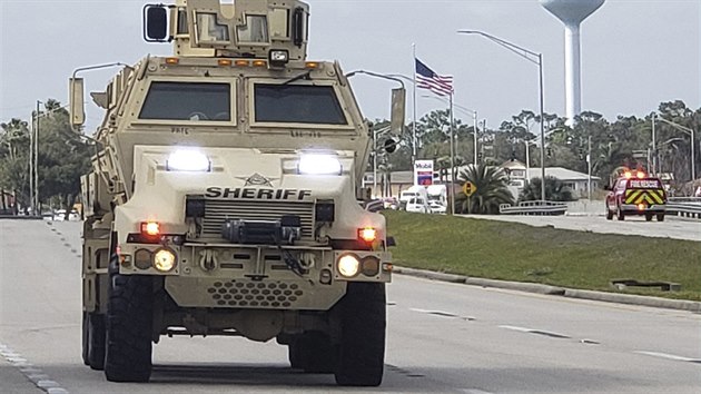 Policie míří na místo střelby ve floridské bance (23. ledna 2019)