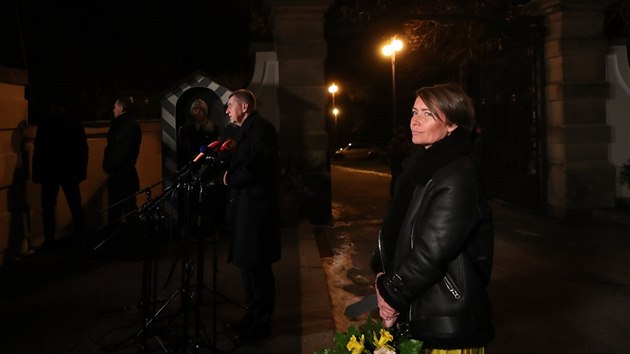 Premiér Andrej Babiš hovoří v Lánech s novináři po setkání s prezidentem Milošem Zemanem. V popředí mluvčí ANO Lucie Kubovičová. (28. ledna 2019)