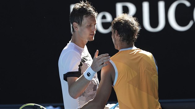 Tom Berdych (vlevo) gratuluje Rafaelu Nadalovi k postupu do tvrtfinle Australian Open.