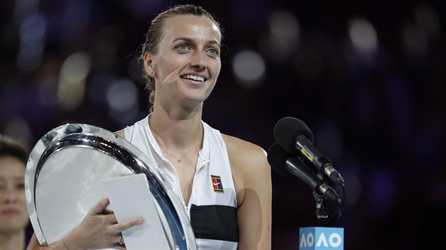 Petra Kvitov pi proslovu na kurtu po prohranm finle Australian Open.