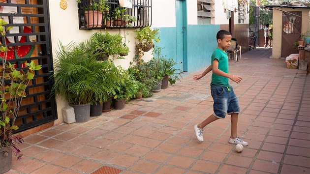 Venezuelan odchzej do zahrani hledat lep prci, sv dti zanechvaj pbuznm. Dvanctilet Yusneiker si hraje u domu sv babiky. (16. ledna 2019)