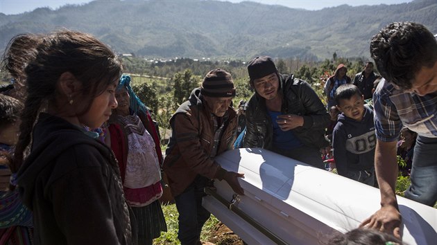 Obyvatel domorod vesnice na zpad Guatemaly se rozlouili s osmiletm Felipe Gomezem Alonzem, kter zemel v USA. (27. ledna 2019)