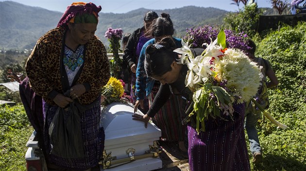 Obyvatel domorod vesnice na zpad Guatemaly se rozlouili s osmiletm Felipe Gomezem Alonzem, kter zemel v USA. (27. ledna 2019)