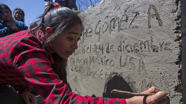 Obyvatel domorod vesnice na zpad Guatemaly se rozlouili s osmiletm Felipe Gomezem Alonzem, kter zemel v USA. (27. ledna 2019)