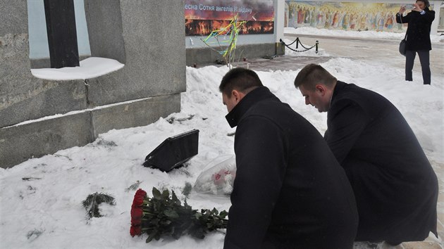 Ministr zahrani Tom Petek (vpravo) poloil pi nvtv Ukrajiny se svm protjkem Pavlem Klimkinem v Kyjev kvtiny k pamtnku obtem hladomoru. (28. ledna 2019)