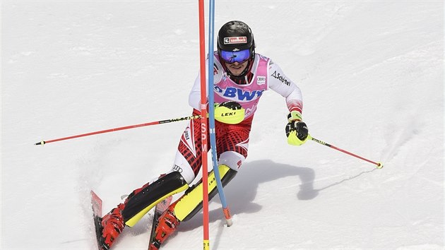 Rakuan Manuel Feller na trati slalomu ve Wengenu.
