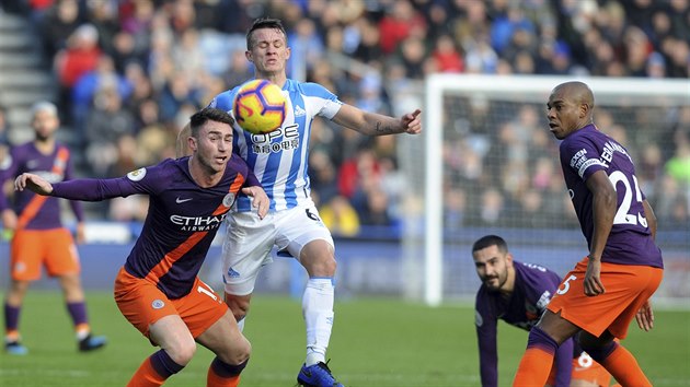 Aymeric Laporte z Manchesteru City (vlevo) bojuje o balon s Jonathanem Hoggem z Huddersfieldu.