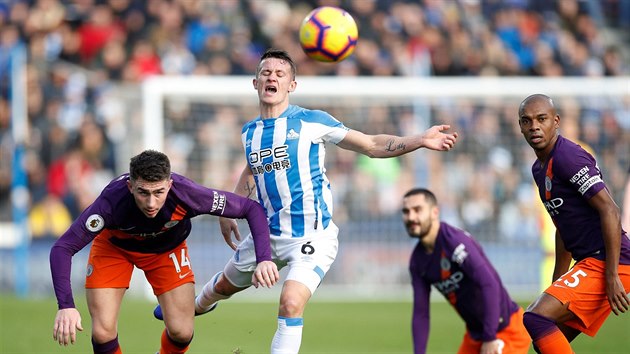 Jonathan Hogg z Huddersfieldu (uprosted) bojuje o m s Aymericem Laportem z Manchesteru City.