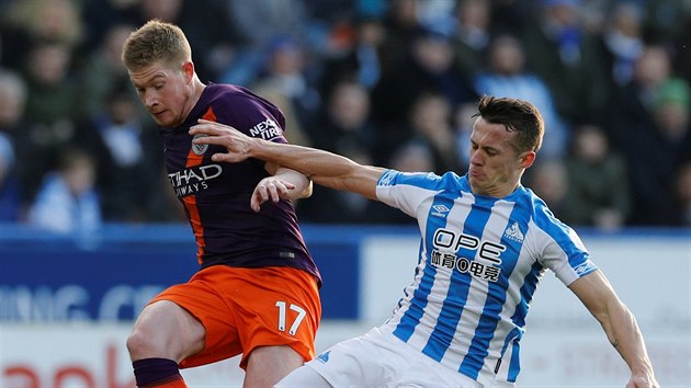 Jonathan Hogg z Huddersfieldu (vpravo) se sna zastavit Kevina De Bruyneho z Manchesteru City.