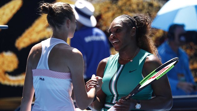 Amerianka Serena Williamsov (vpravo) po vzjemnm zpase gratuluje Karoln Plkov k postupu do semifinle Australian Open.