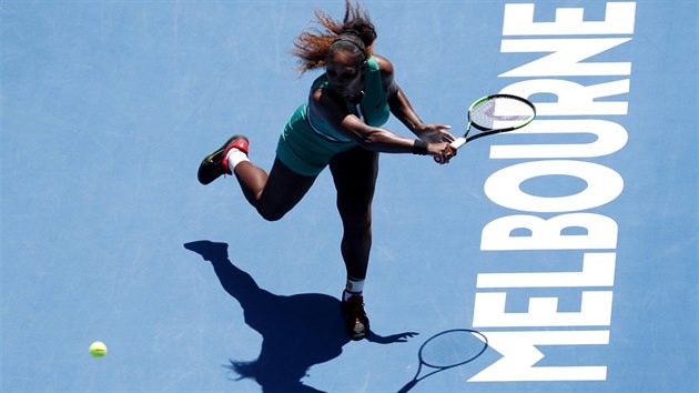 Serena Williamsov bhem tvrtfinle Australian Open proti Karoln Plkov.