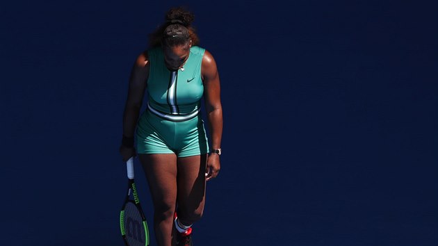PORAENA. Zklaman Serena Williamsov kr po vyazen ve tvrtfinle Australian Open k sti, aby pogratulovala Karoln Plkov.