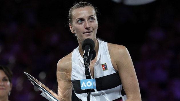 PODKOVN. Petra Kvitov promlouv k divkm po poraenm finle Australian Open.