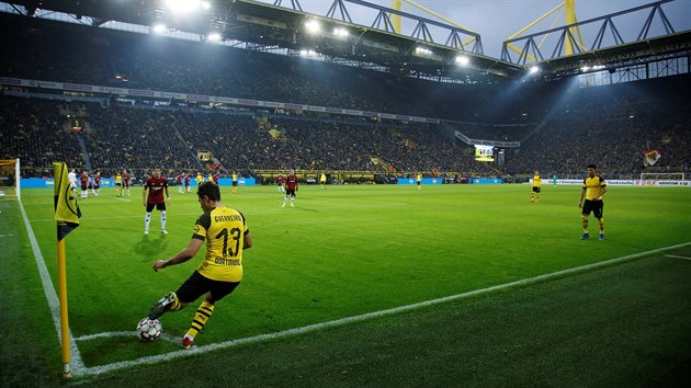 Krajn obrnce Raphael Guerreiro (Dortmund) rozehrv rohov kop.