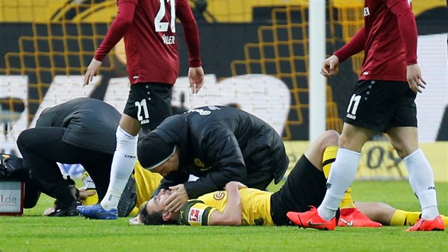 Raphael Guerreiro z Dortmundu podstupuje oeten v prbhu duelu proti Hannoveru.