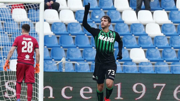 Zlonk Manuel Locatelli (Sassuolo) se raduje ze vstelen branky v zpase proti Cagliari.