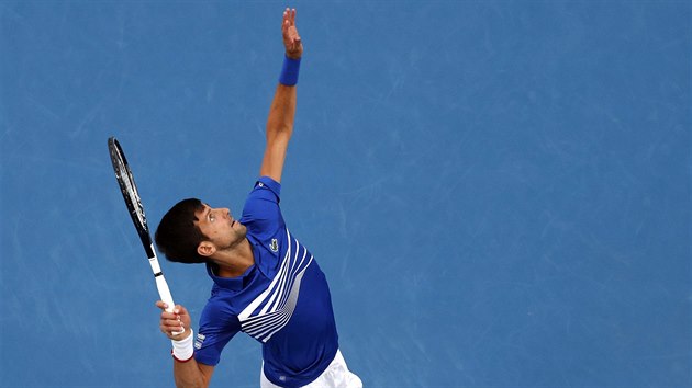SERVIS. Srbsk tenista Novak Djokovi podv ve finle Australian Open.