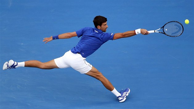 DALEKO. Svtov jednika Novak Djokovi ze Srbska se natahuje po mi ve finle Australian Open.