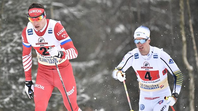 Rus Andrej Larkov (vlevo) unik Callemu Halvarssonovi  ze vdska v zvod tafet bc na lych v Ulricehamnu.