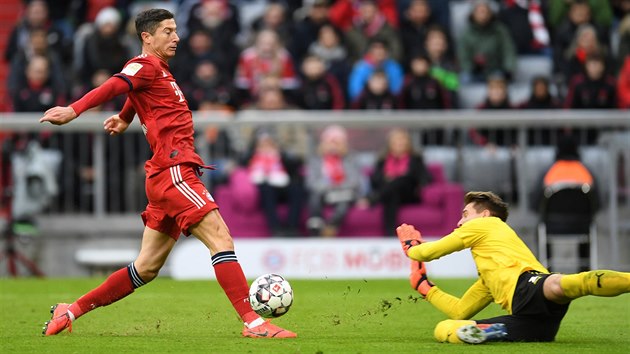 Robert Lewandowski z Bayernu Mnichov (vlevo) se z blzka sna pekonat branke Stuttgartu Rona-Roberta Zielera.