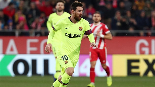 Lionel Messi z Barcelony vede m v utkn s Gironou.