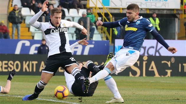 Riccardo Gagliolo z Parmy (vlevo) a Alberto Paloschi z tmu Spal Ferrara bojuj o m.