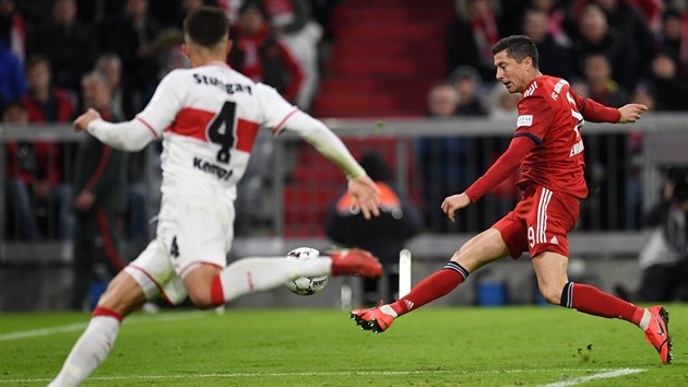 Robert Lewandowski z Bayernu Mnichov stl branku v zpase proti Stuttgartu.