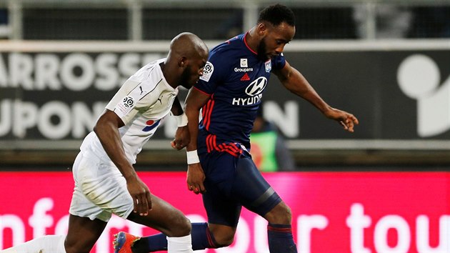 Prince Gouano z Amiens (vlevo) a Moussa Dembl z Lyonu bojuj o m.