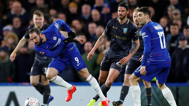 Gonzalo Higuan z Chelsea (vlevo) m za mem v utkn FA Cupu proti celku Sheffiel Wed.