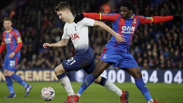 Juan Foyth z Tottenhamu (vlevo) a  Jeffrey Schlupp z Crystal Palace bojuj o m v utkn FA Cupu.