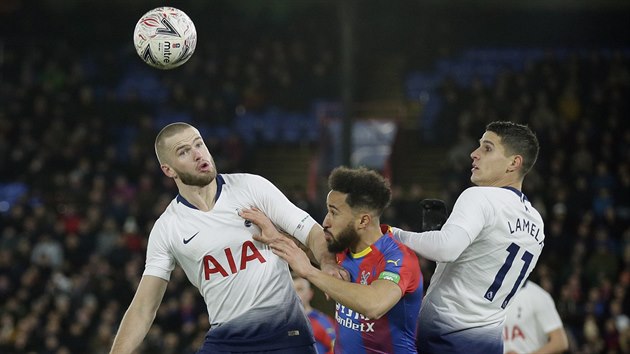 Jeffrey Schlupp z Crystal Palace (uprosted) bojuje v utkn FA Cupu hlavikovm souboji s hri Tottenhamu Ericem Dierem (vlevo) a Erikem Lamelou.