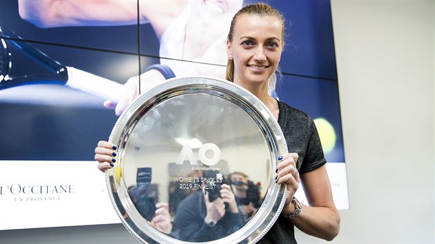 Petra Kvitov po nvratu z Melbourne pzuje s trofej pro poraenou finalistku Australian Open.