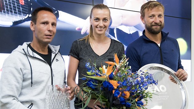 Petra Kvitov spolen s trenry Jim Vakem (vpravo) a Davidem Vydrou na tiskov konferenci p onvratu z Australian Open